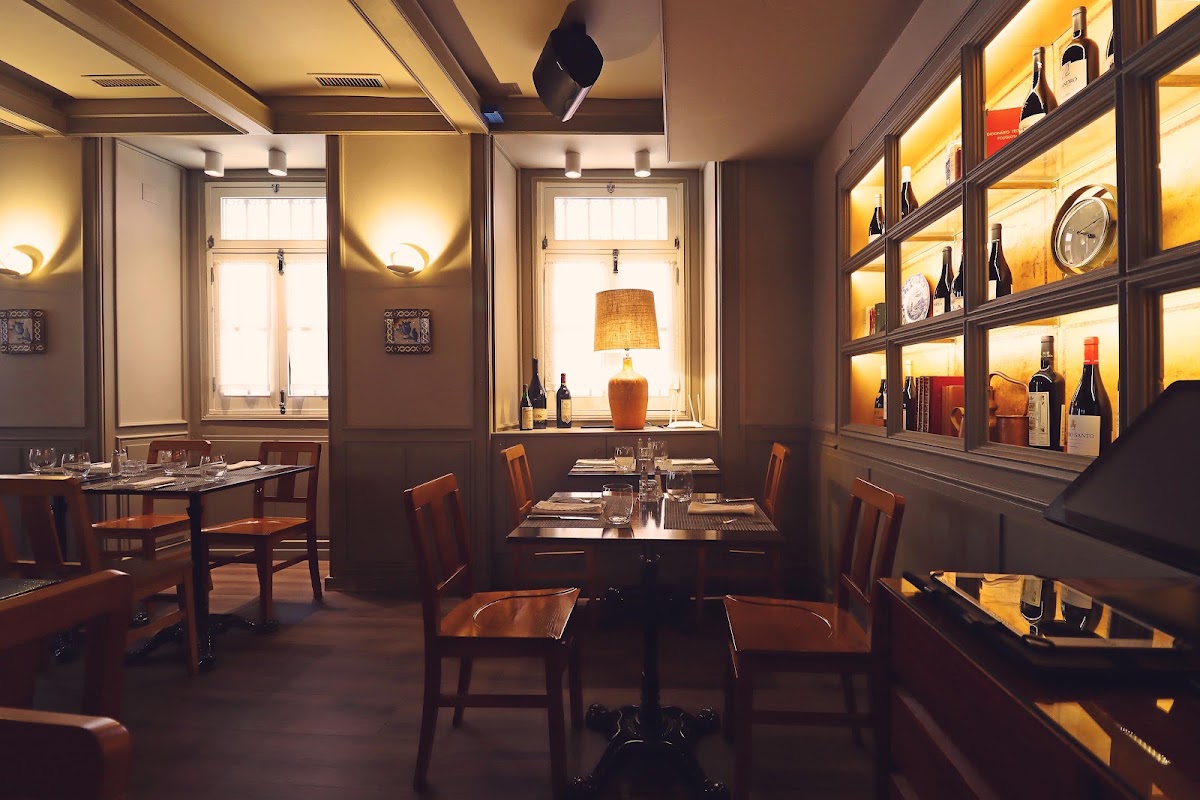 Marisqueira do Bairro warm dining room